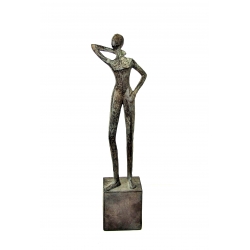 Rzeźba Figurka Kobieta stojąca
